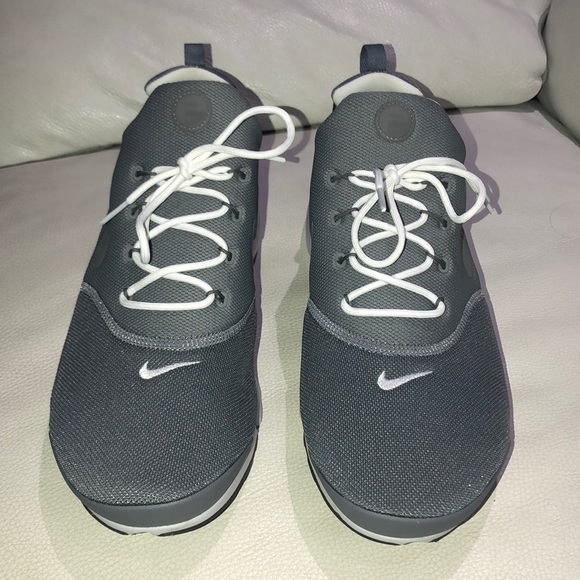 Nike shoes . Excellent condition. - Picture 2 of 4